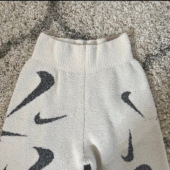 Nike Cream and Black Wide Leg Pants - Picture 4 of 9